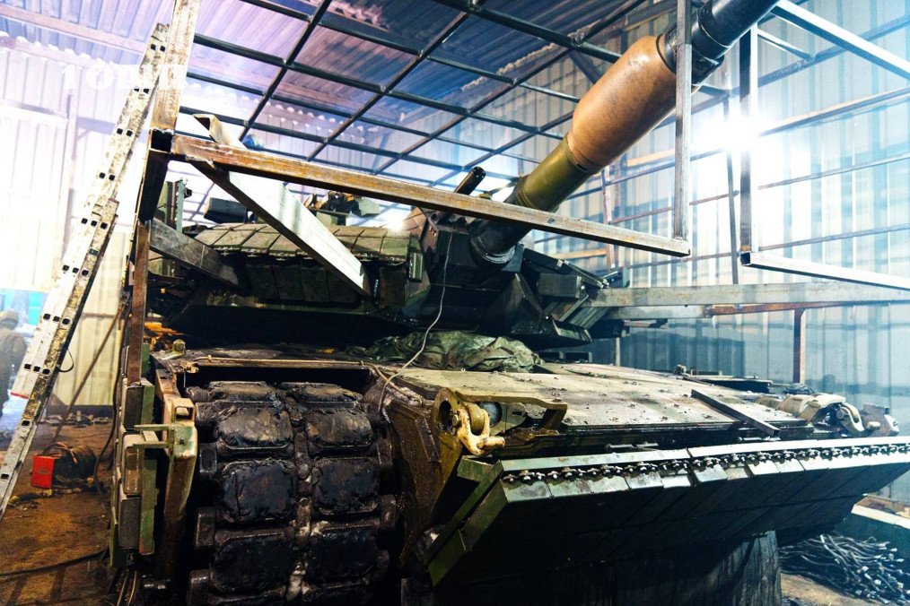 Ukrainian M1A1 Abrams tank inside a workshop fitted with improvised anti-drone cage structure and reactive armor blocks. (Source: 1st Separate Assault Regiment) Ukrainian M1A1 Abrams tank inside a workshop fitted with improvised anti-drone cage structure and reactive armor blocks. (Source: 1st Separate Assault Regiment)