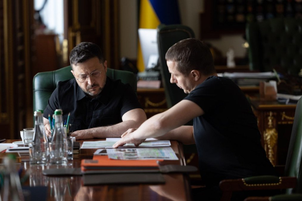 Ukrainian President Volodymyr Zelenskyy reviews intercepted internal Russian documents during a briefing with Foreign Intelligence Service chief Oleh Luhovskyi. (Source: Zelenskyy)