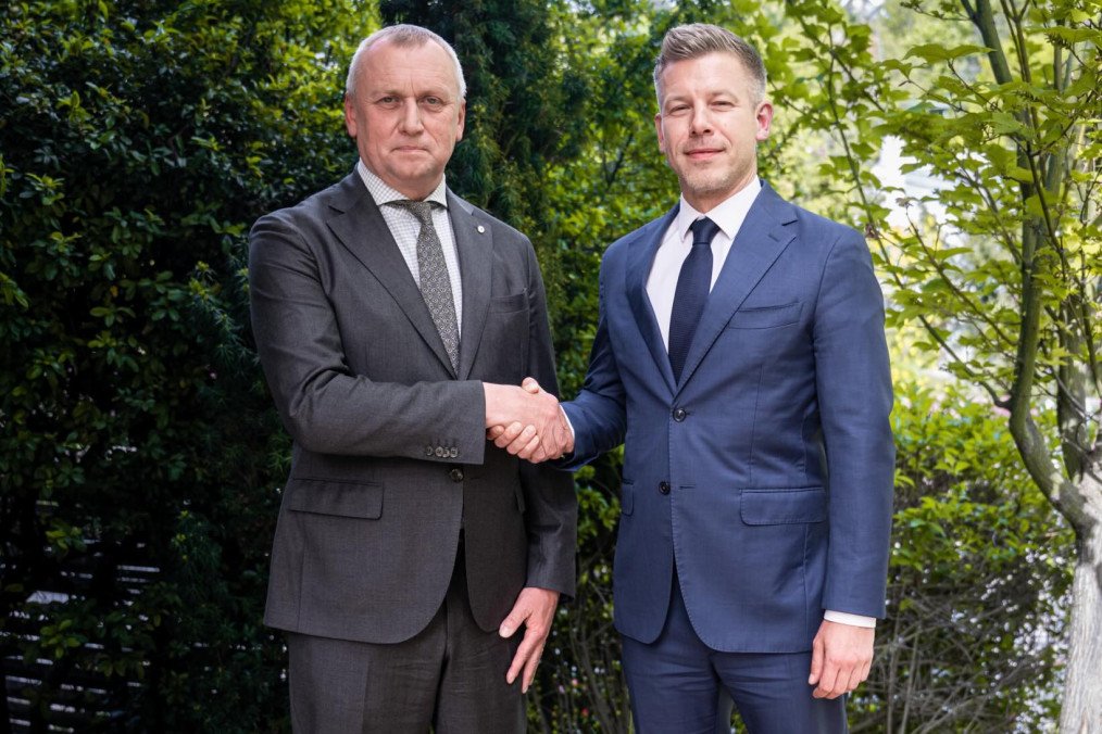 Incoming Hungarian Prime Minister Péter Magyar (right) shakes hands with Zoltán Babják, the mayor of Berehove, during an April 28 meeting in Budapest, Hungary. (Source: Getty Images)