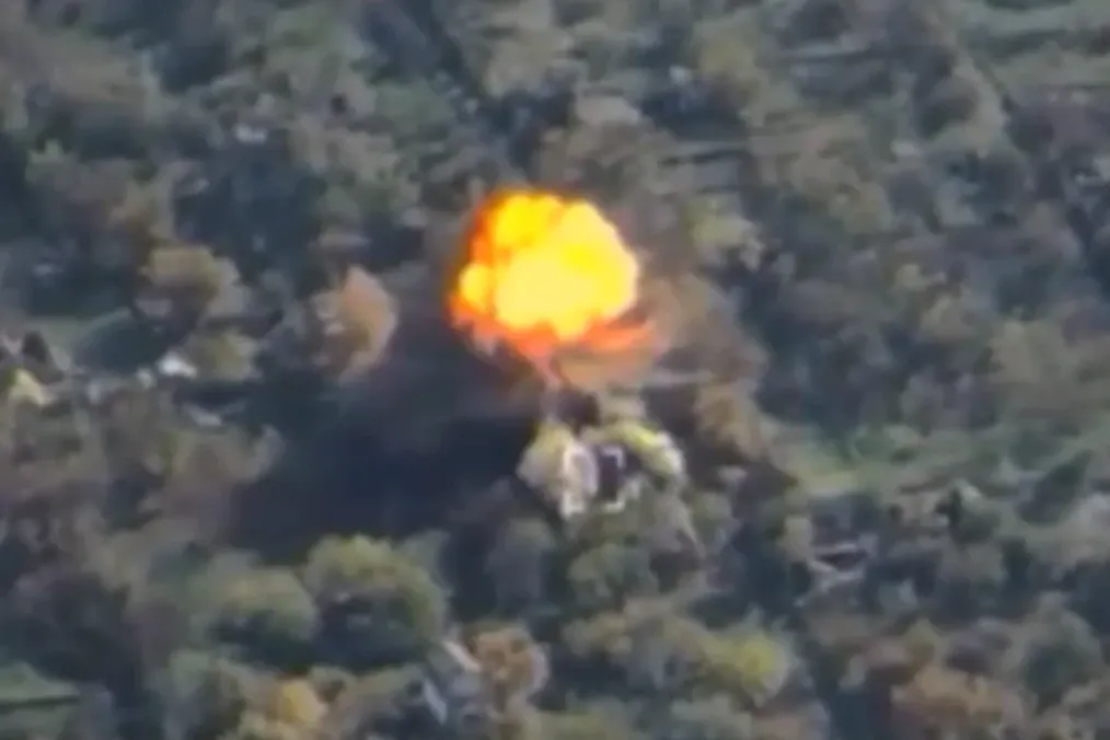 Una bomba guiada detona en una posición militar rusa en Plavni, región de Zaporizhia, durante un ataque dirigido por la inteligencia ucraniana. (Fuente: HUR / Captura de pantalla)