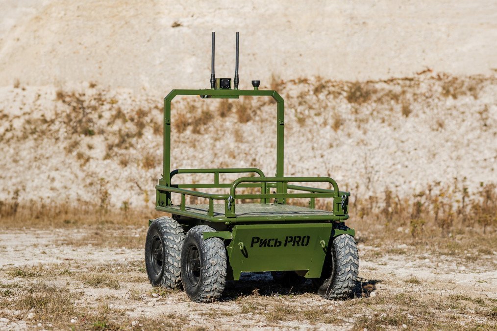 Lynx PRO unmanned ground vehicle with an additional combined LTE and Wi-Fi antenna during tests. Lynx PRO unmanned ground vehicle with an additional combined LTE and Wi-Fi antenna during tests.