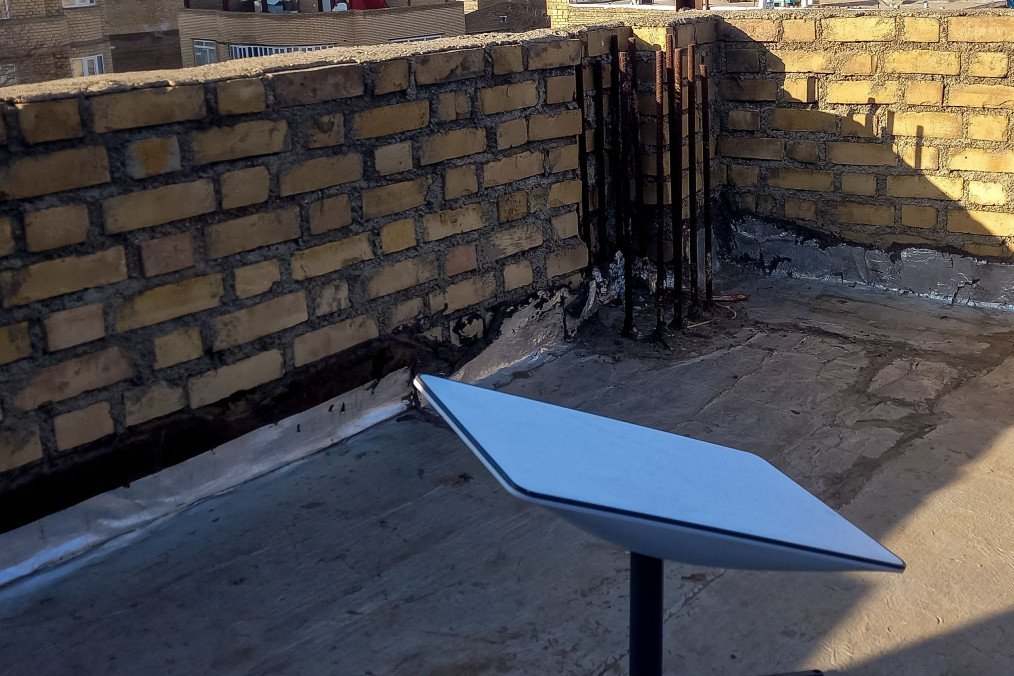 A Starlink receiver sits atop a house in Kurdistan, Iran, January 28, 2023. (Source: Getty Images)