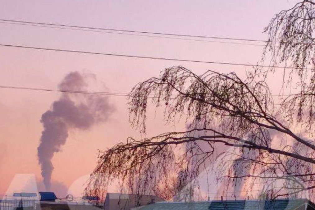 Una columna de humo se eleva sobre una zona industrial en Sterlitamak, Bashkortostán, tras un ataque con drones durante la noche que alcanzó una planta petroquímica. (Fuente: Astra)