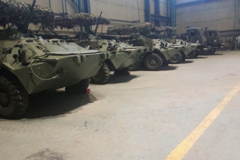 A wider view shows six BTR-80s and a logistics vehicle housed within a ZNPP structure—further evidence of Russia’s militarization of the civilian nuclear facility. (Source: Skelety Shevchyka i Ko)