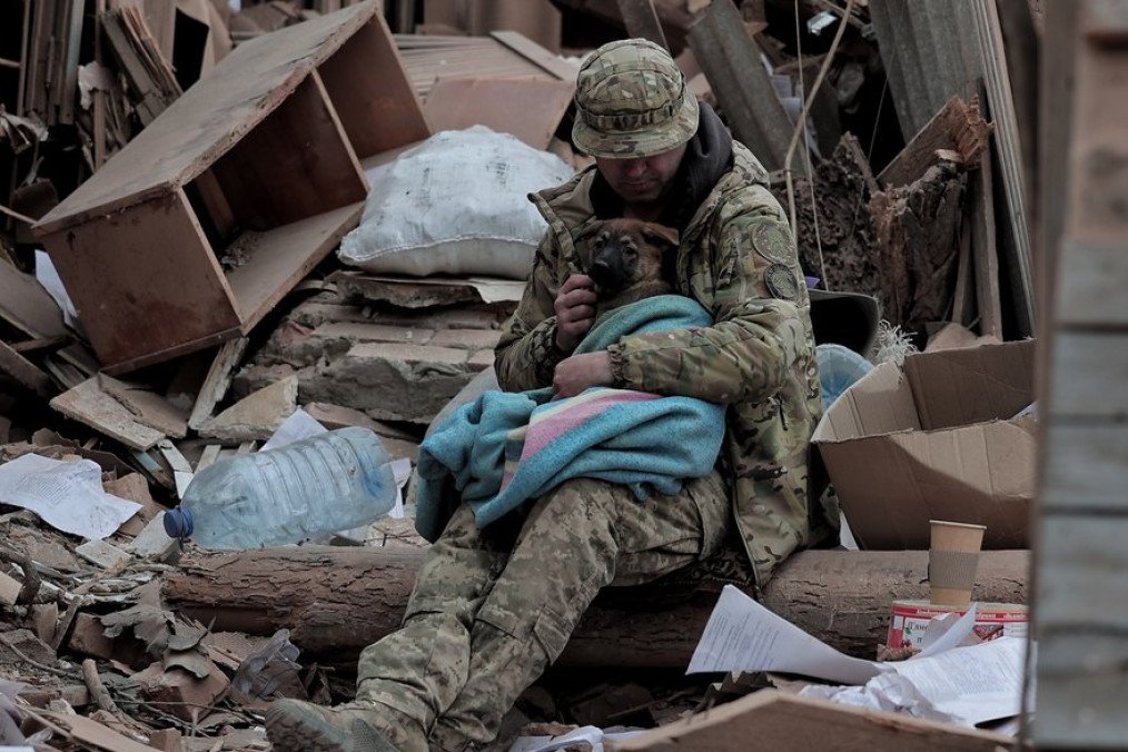 A man with a dog at the site of an air bomb strike in Sloviansk, Donetsk Oblast, on April 15, 2026. (Source: Getty Images/Global Images Ukraine/Yan Dobronosov)