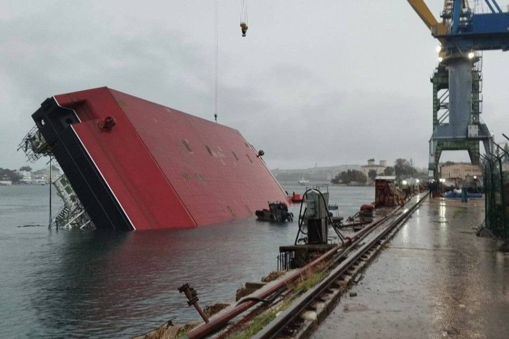 The floating crane PK-700 overturned at the Sevastopol Marine Plant on October 27, 2025. (Source: Astra) The floating crane PK-700 overturned at the Sevastopol Marine Plant on October 27, 2025. (Source: Astra)