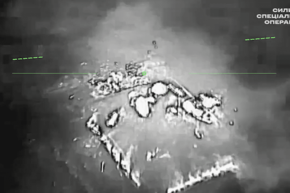 Imágenes térmicas difundidas por las Fuerzas de Operaciones Especiales de Ucrania muestran las consecuencias de un ataque de precisión contra un depósito de drones ruso en el aeropuerto de Donetsk.