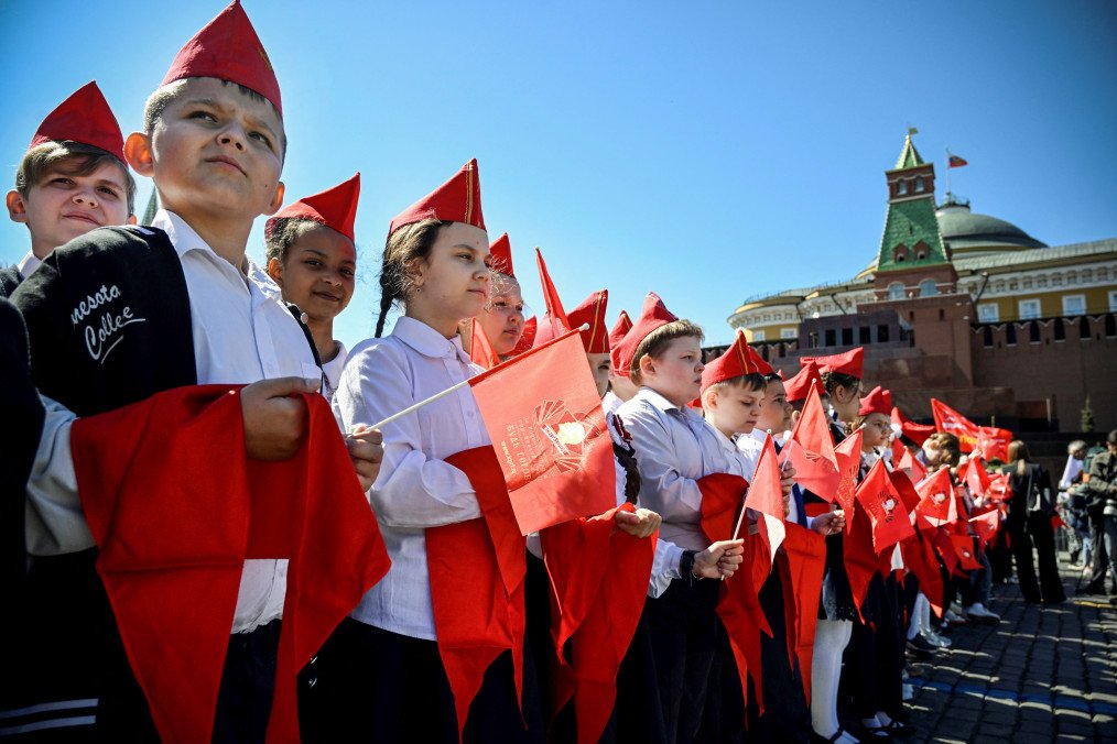 Russia Proposes Ban on 'Child-Free' Ideology as Birth Rate Declines