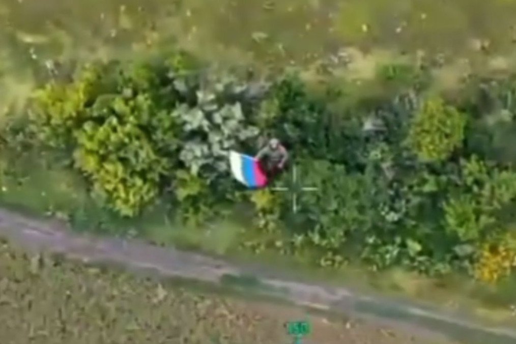 Russian “soldier” waving a flag reportedly in Bilyi Kolodyaz in the Vovchansk direction, July 2026.