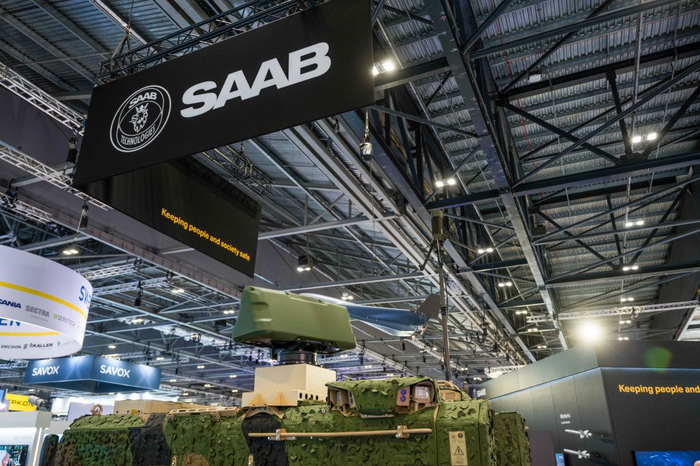 A vehicle covered with the Barracuda Mobile Camouflage System and fitted with a Giraffe 1X radar on the Saab AB stand at the Defence and Security Equipment International  2025 exhibition in London, UK, on September 10, 2025. (Source: Getty Images)
