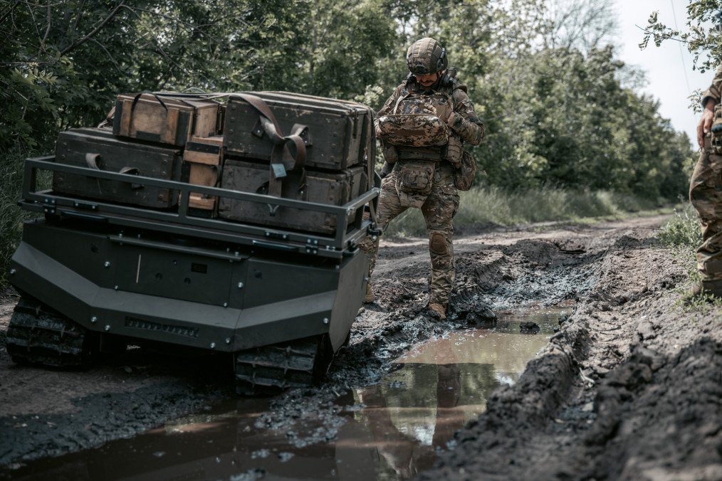 Un robot terrestre GEREON de ARX Robotics realizando una simulación de evacuación de heridos en un terreno embarrado del frente ucraniano.
