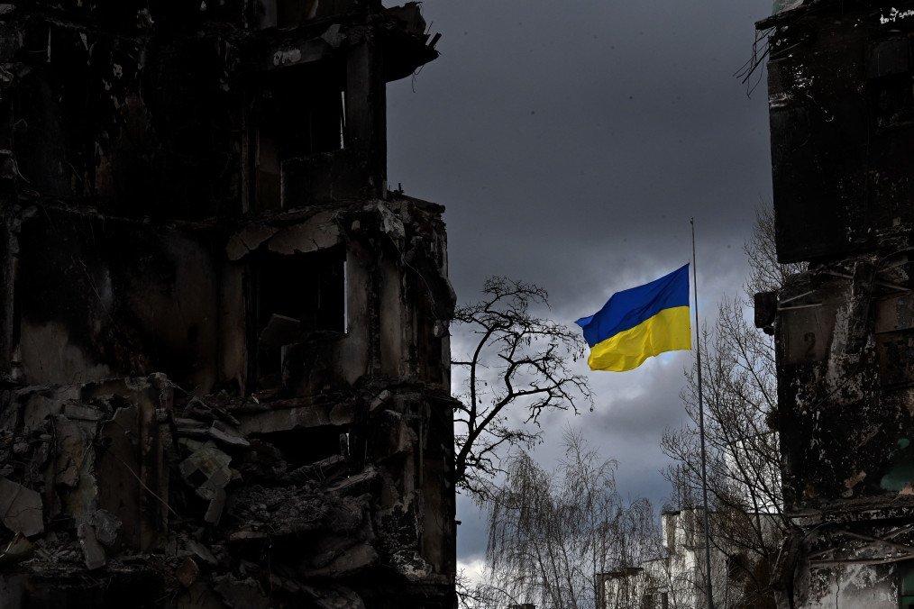 The Ukrainian flag flutters between buildings destroyed in bombardment, in the Ukrainian town of Borodianka, in the Kyiv region, on April 17, 2022. The Ukrainian flag flutters between buildings destroyed in bombardment, in the Ukrainian town of Borodianka, in the Kyiv region, on April 17, 2022.