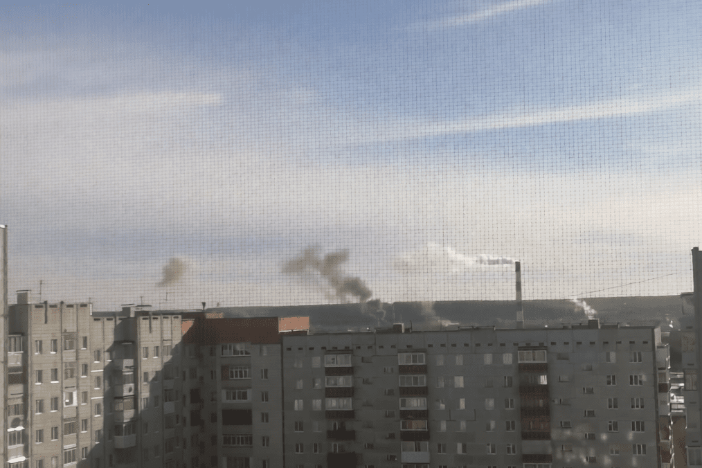 Smoke rises over an industrial area in Ukhta, Russia’s Komi Republic, following a reported Ukrainian drone strike on the Lukoil-Ukhtaneftepererabotka oil refinery. (Source: Exilenova+)