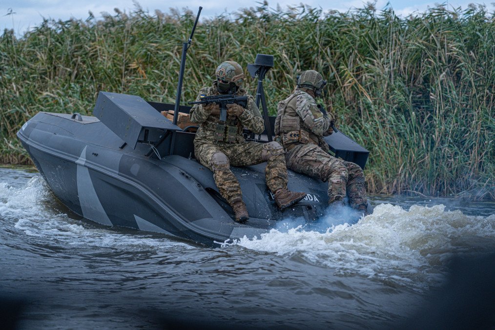 Russian Assault Boat Destroyed as Ukrainian Marines Thwart Dnipro River Landing Attempt, Video