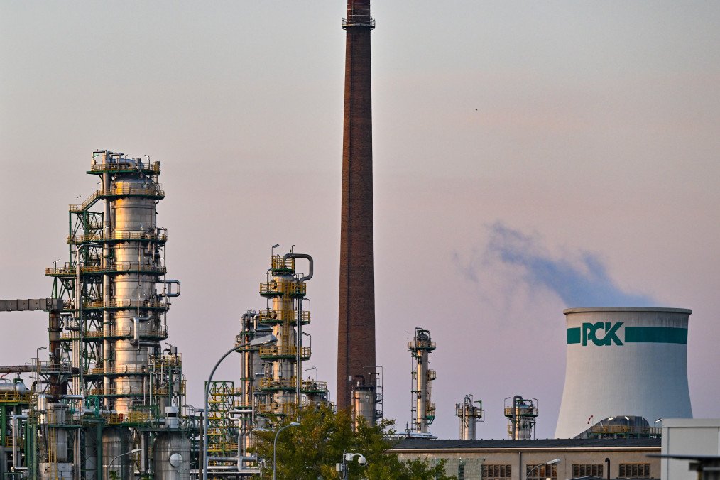 White House Adviser Blasts India for Buying Russian Oil, Warns of US Fallout