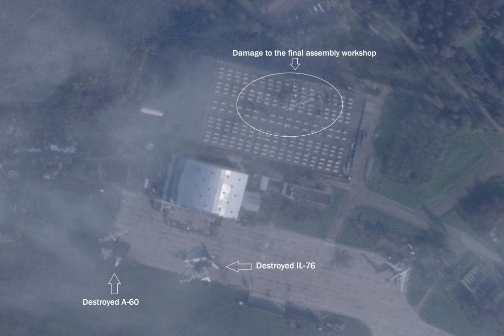 Imagen satelital del Complejo Científico y Técnico de Aviación de Taganrog, tomada el 25 de noviembre. Muestra dos aviones rusos destruidos tras el ataque. (Fuente: Dnipro Osint/X)