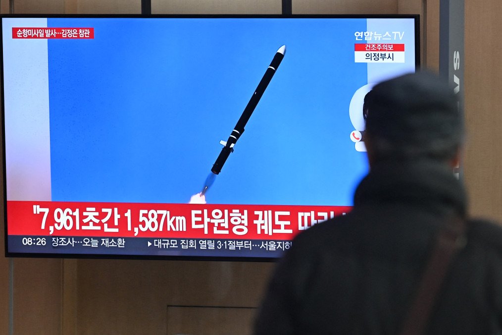 Un hombre observa una pantalla de televisión que muestra imágenes de la última prueba de lanzamiento de misiles de crucero estratégicos de Corea del Norte, en una estación de tren de Seúl el 28 de febrero de 2025. (Fuente: Getty Images)