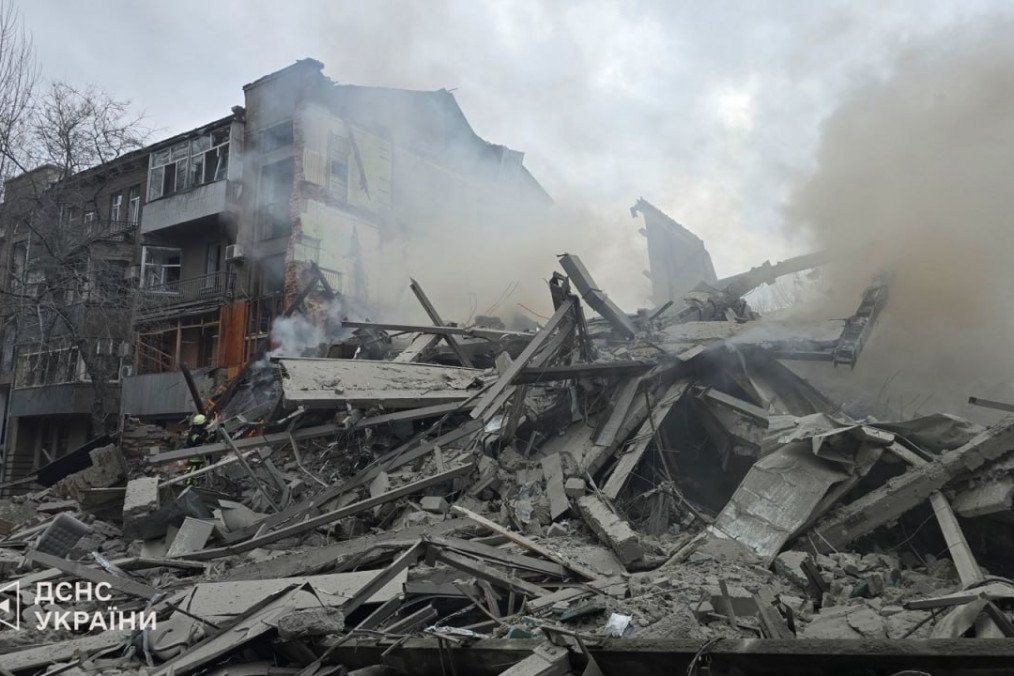 A general view shows the extensive destruction of a residential building in Kharkiv following a Russian missile strike, with debris covering the surrounding area. (Source: State Emergency Service)