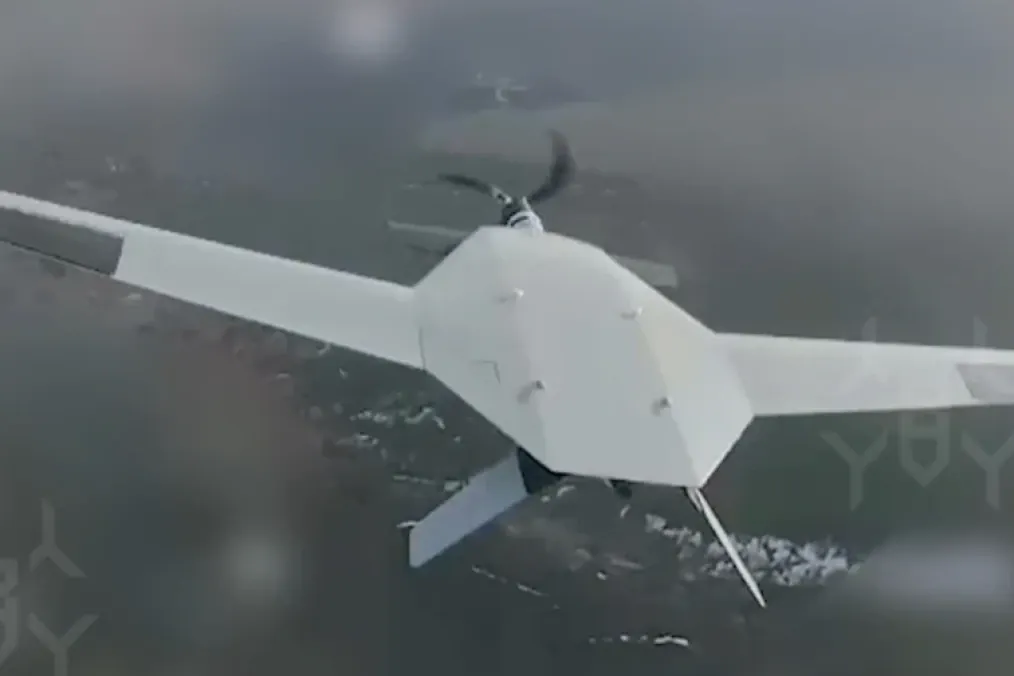 Russian Skat-450M reconnaissance drone filmed on a Ukrainian interceptor drone.