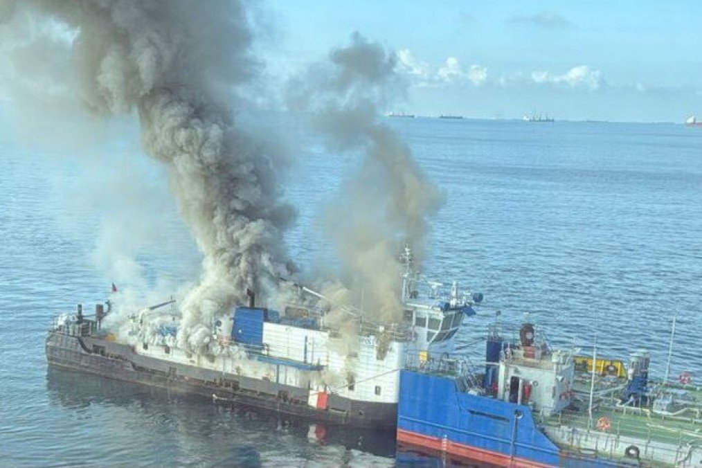 Un remolcador arde en el puerto ruso de Kavkaz, en el estrecho de Kerch, emitiendo una densa columna de humo negro mientras se derrama petróleo al agua. (Fuente: Krymskyi Vyter) Un remolcador arde en el puerto ruso de Kavkaz, en el estrecho de Kerch, emitiendo una densa columna de humo negro mientras se derrama petróleo al agua. (Fuente: Krymskyi Vyter)