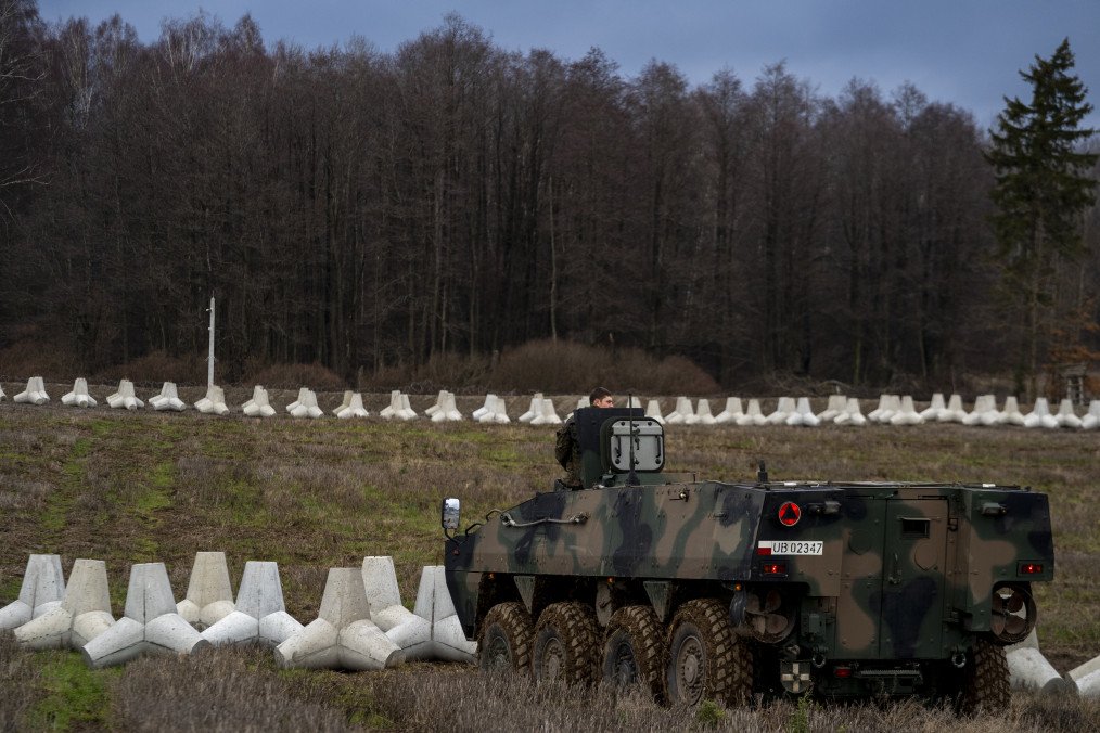 Polish armored vehicles and anti‑tank defenses are deployed at a newly constructed section of the East Shield fortifications near Poland’s border with Russia in Dąbrówka, Poland, on November 30, 2024. (Photo: Getty Images)