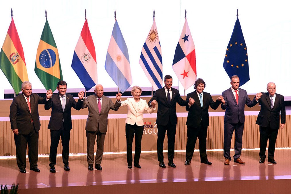 Banderas de la Unión Europea y países de Mercosur durante negociaciones del acuerdo comercial.