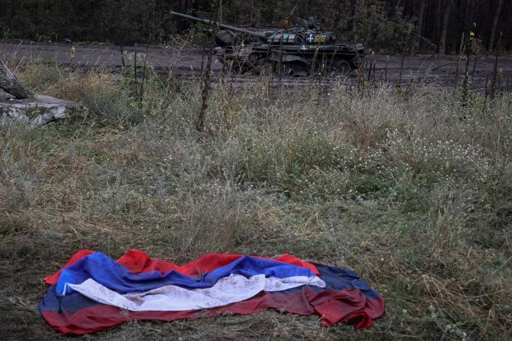 Bandera rusa cae junto a tanque destruido en Izium tras derrota militar en Ucrania bandera rusa junto a tanque destruido en Izium región de Járkiv durante la guerra en Ucrania hoy septiembre 2022