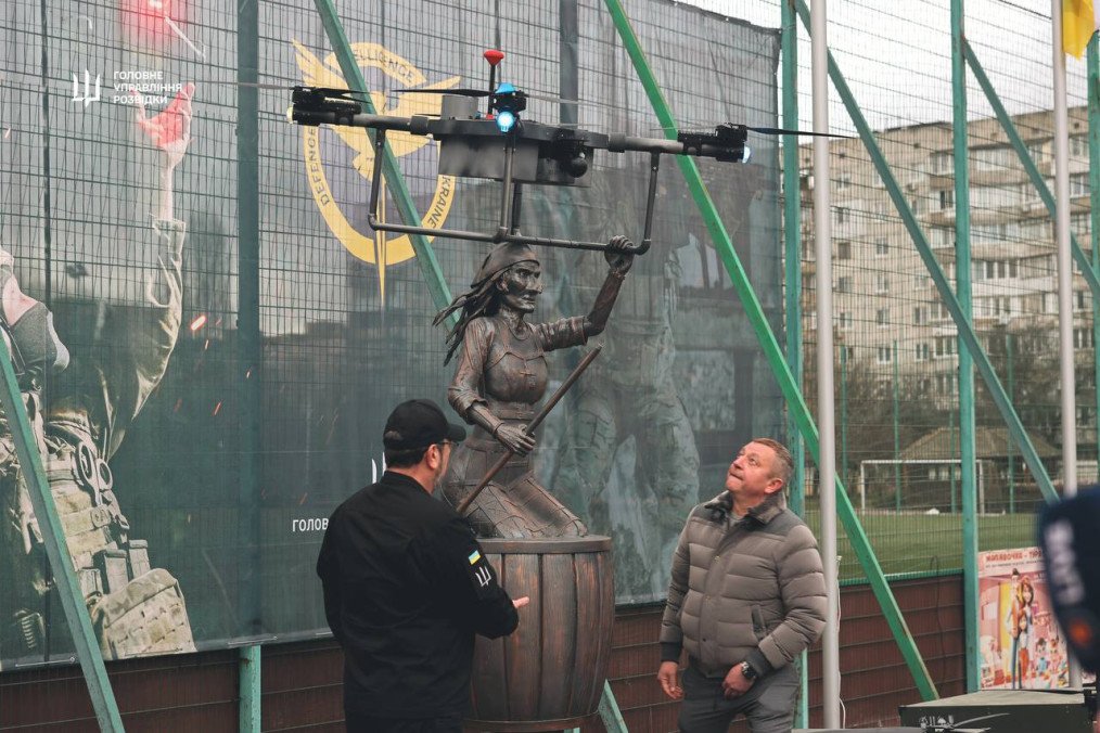 Vadym Skibitskyi, Deputy Chief of Ukraine’s military intelligence (L) service, unveils the monument to the “Baba Yaga” drone, December 23, 2025. (Source: HUR) Vadym Skibitskyi, Deputy Chief of Ukraine’s military intelligence (L) service, unveils the monument to the “Baba Yaga” drone, December 23, 2025. (Source: HUR)