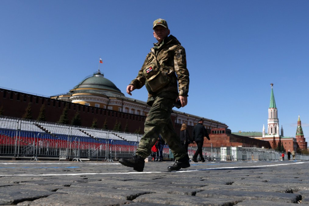 A man in Russian military unoform, walks past the Kremlin, at Red Square, April 24, 2024, in Moscow, Russia. Illustrative photo. (Source: Getty Images)