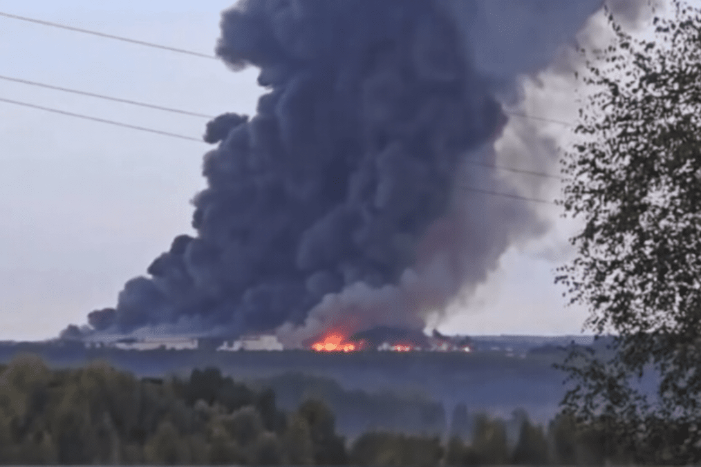 A massive plume of black smoke rises over the Wildberries fulfillment center in Aleksin, Tula region, following an overnight drone strike. (Source: Supernova+ monitoring channel) A massive plume of black smoke rises over the Wildberries fulfillment center in Aleksin, Tula region, following an overnight drone strike. (Source: Supernova+ monitoring channel)