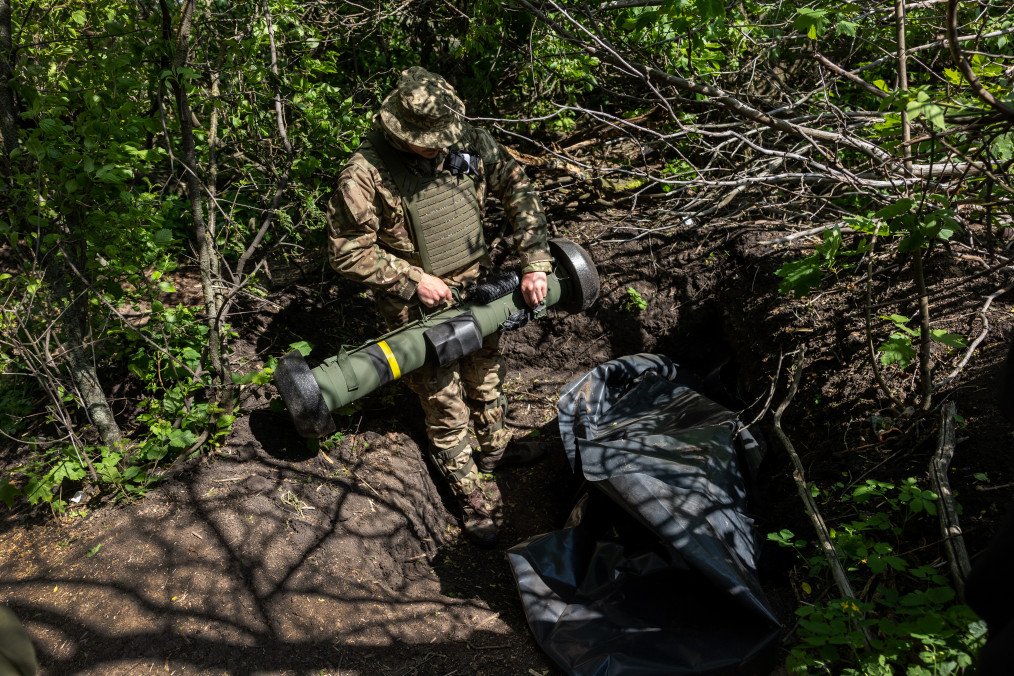 Ukrainian Soldier Obliterates Russian Tank with Javelin Missile in Precision Strike, Video