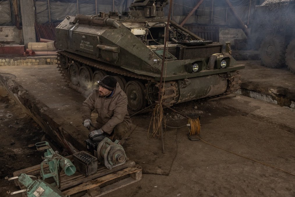A Ukrainian mechanic from the 24th Brigade repairs a British FV103 Spartan armored personnel carrier at a workshop in Donetsk region, January 25, 2024. (Source: Getty Images)
