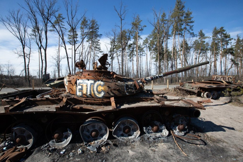 Tanque ruso destruido en el campo de batalla durante la guerra en Ucrania tras nuevas pérdidas militares de Moscú.