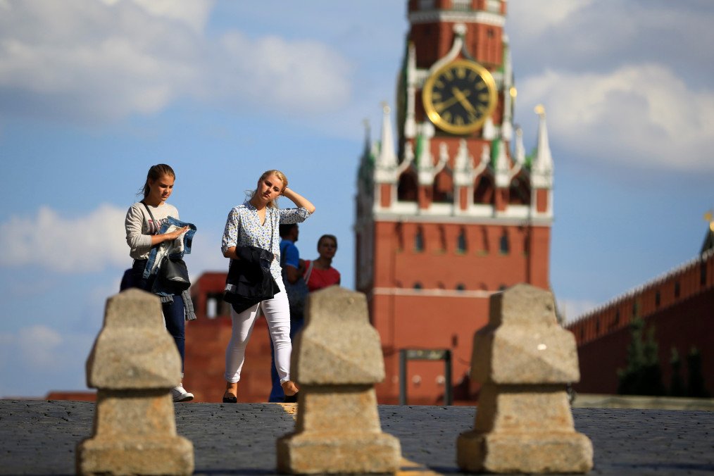 “Extremely Unsuccessful”: Russians’ Rating of War Hits Historic Low Russian people walk at the Red Square, in Moscow, Russia. (Source Getty Images)