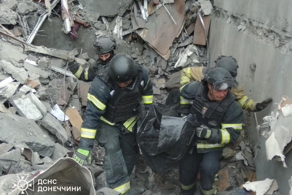 Russian Airstrike on Kostiantynivka Kills One Woman, Injures 14 in Nine-Story Building Attack Russian Airstrike on Kostiantynivka Kills One Woman, Injures 14 in Nine-Story Building Attack