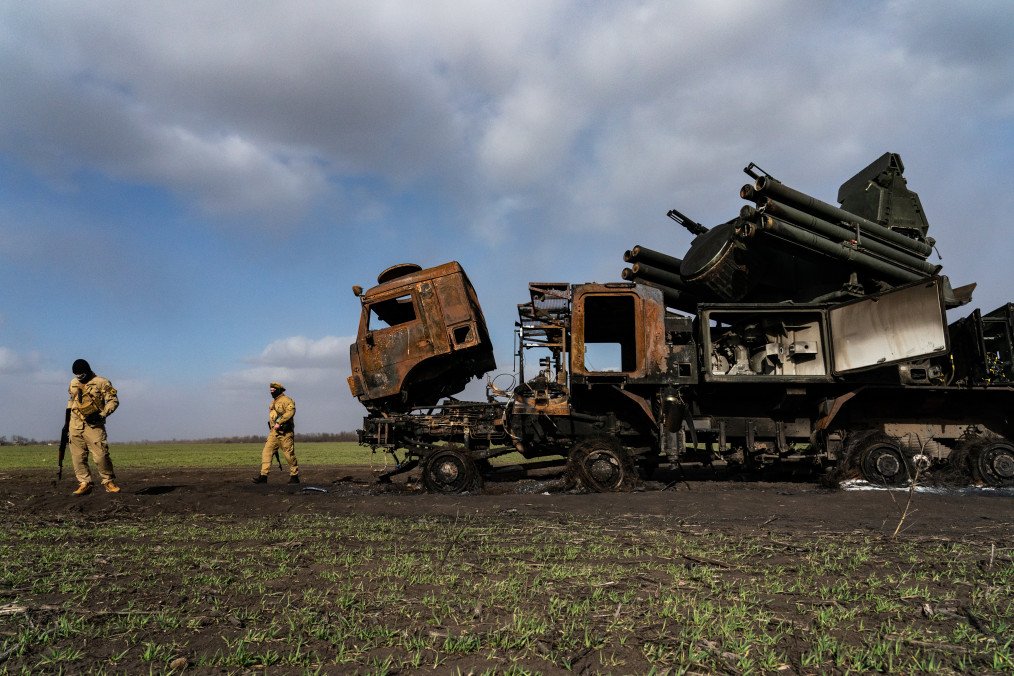 Ukrainian service members inspect a damaged Russian multiple rocket launcher on the outskirts of Bashtanka in Mykolaiv region, Ukraine, on March 27, 2022, following heavy fighting during Russia’s advance toward Mykolaiv. (Source: Getty Images)