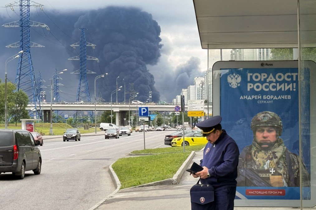 Black smoke rises from the area of the Russian oil producer Gazprom Neft's Moscow oil refinery on the south-eastern outskirts of Moscow on June 18, 2026. ( Black smoke rises from the area of the Russian oil producer Gazprom Neft's Moscow oil refinery on the south-eastern outskirts of Moscow on June 18, 2026. (