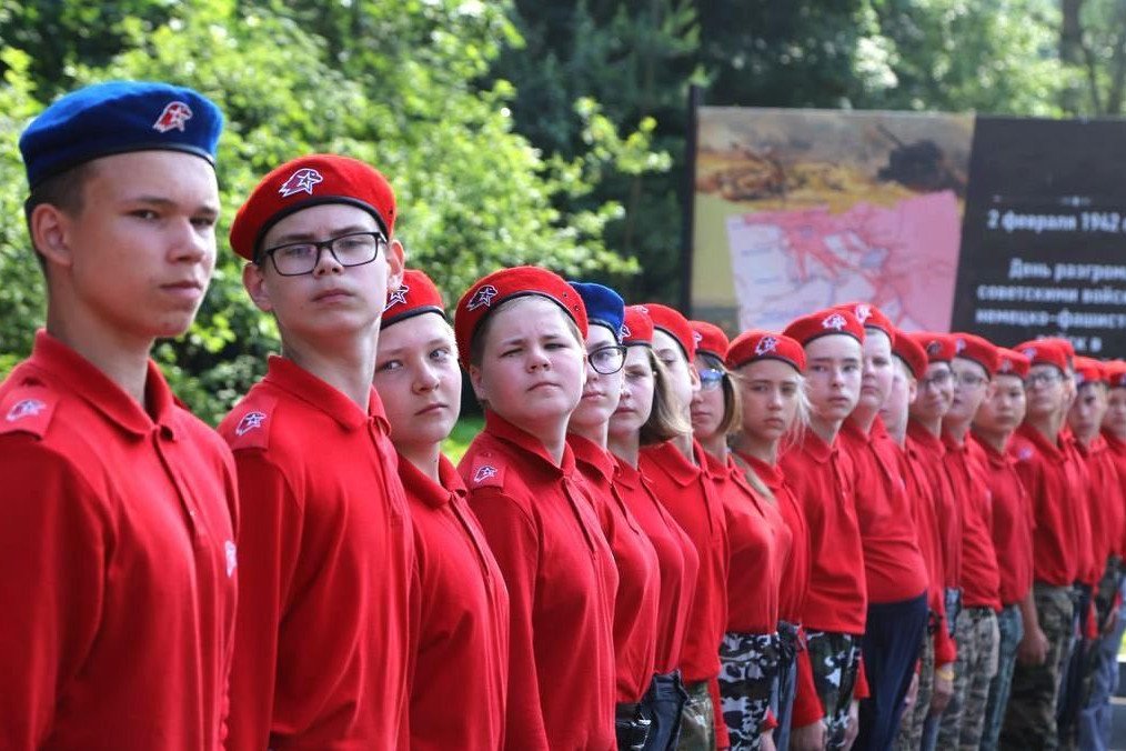 Russian Forces in Occupied Luhansk Region Pressure Teens to Enlist in Army at 18