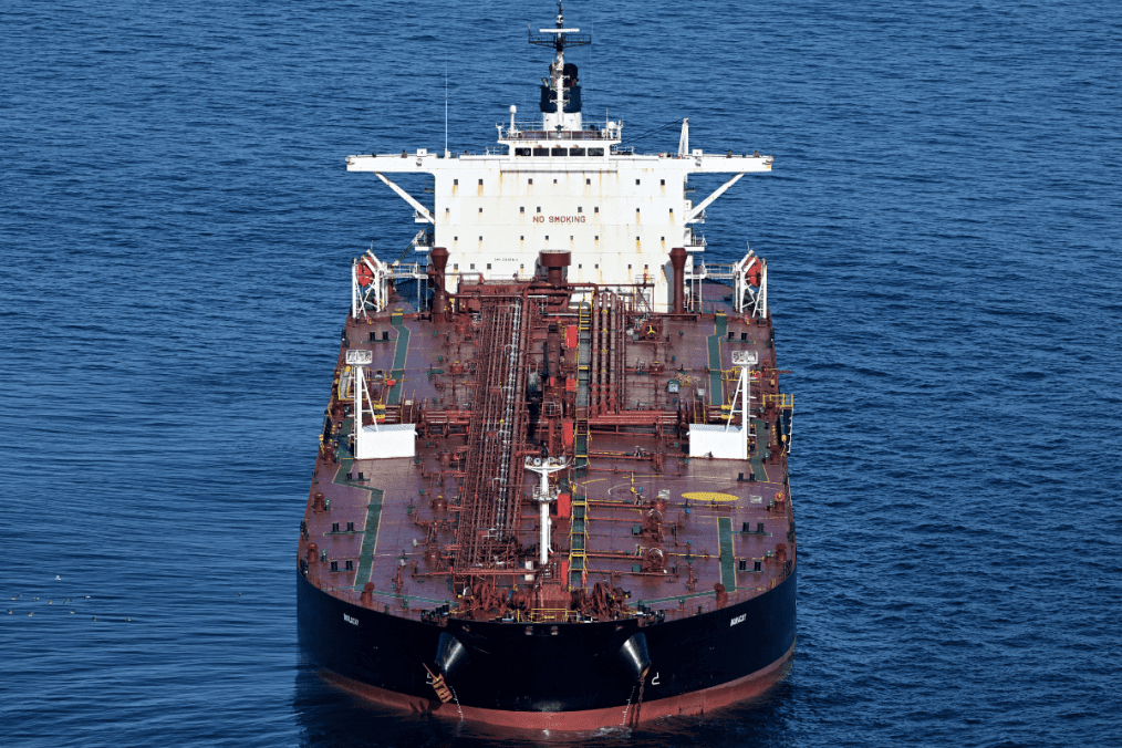 Vista aérea de un petrolero utilizado para el transporte de crudo, un tipo de buque comúnmente asociado con la flota sombra rusa empleada para eludir sanciones internacionales. (Photo: Damien Meyer AFP)