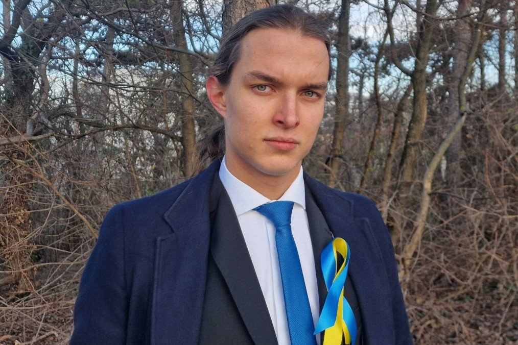 Slovak Student Wearing Ukrainian Symbols Refuses to Shake President Pellegrini’s Hand