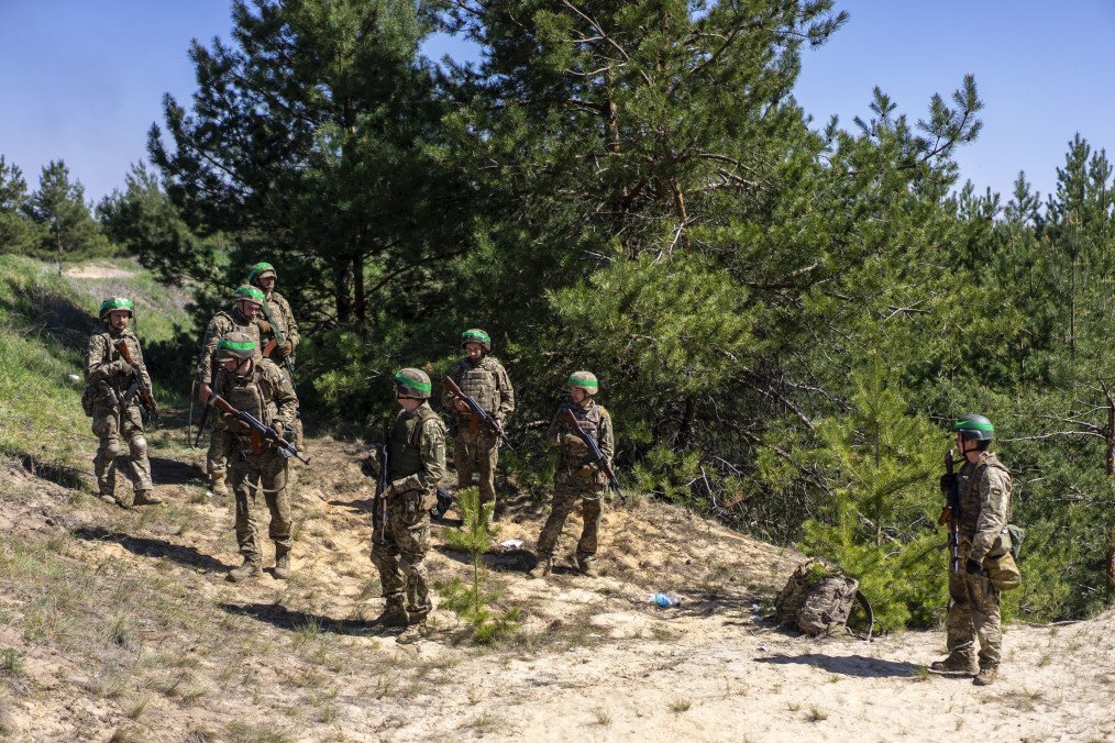 Russia Intensifies Lyman Assaults With Fresh Troops, Chemical Weapons, Ukrainian Officer Warns Russia Intensifies Lyman Assaults With Fresh Troops, Chemical Weapons, Ukrainian Officer Warns