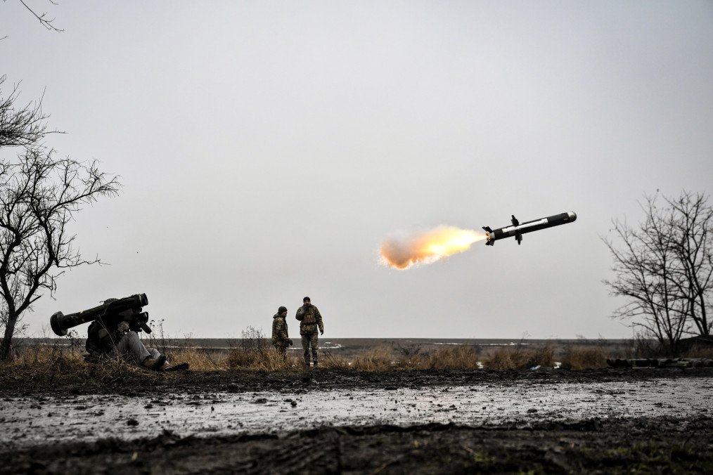 Ukrainian soldiers from the 65th Separate Mechanised Brigade train with a Javelin anti‑tank missile during a live‑fire exercise following simulator practice in Ukraine, January 7, 2026. (Photo: Getty Images)