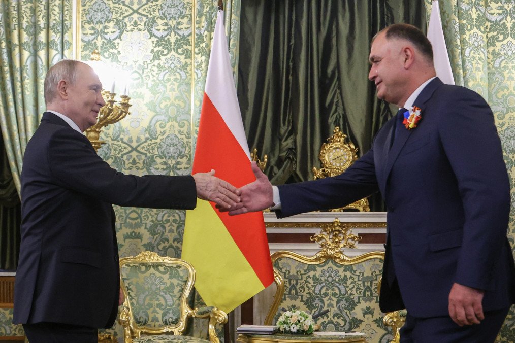 Breakaway South Ossetia Leader Alan Gagloev Resigns to Become Putin Adviser Russian leader Vladimir Putin and former leader of South Ossetia region Alan Gagloev. (Source: Getty Images)