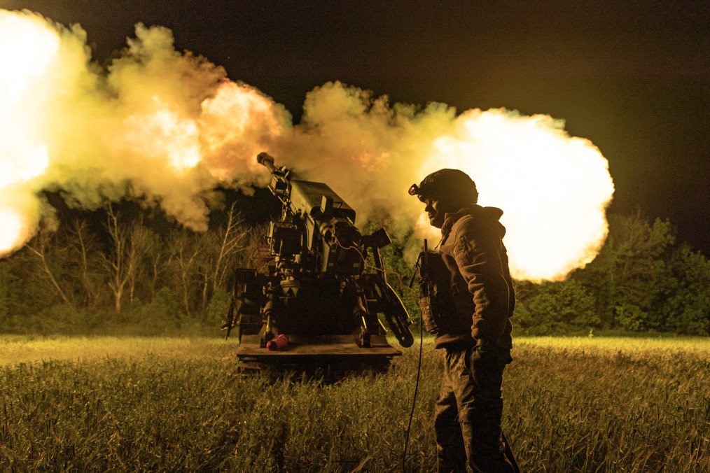 Ukrainian soldiers from the 30th Brigade fire with Bohdana artillery at Russian positions in the Donetsk region, Ukraine, 31 May 2026. Illustrative photo. (Source: Getty Images)