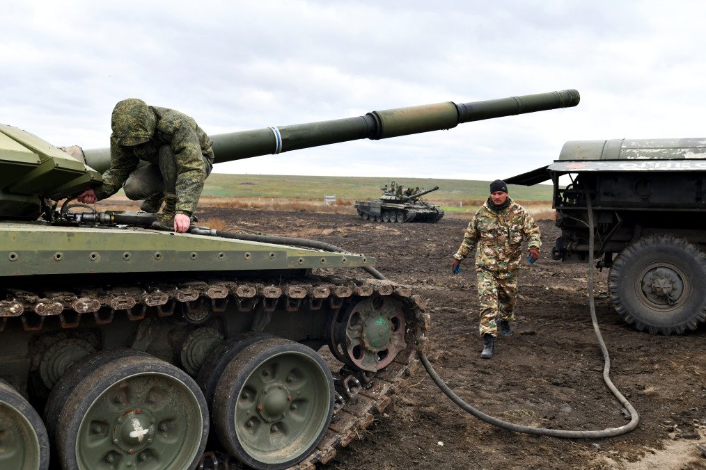 Illustrative image. Russian mail battle tank being refueled in Rostov, Russia, on October 21, 2022. (Source: Getty Images)