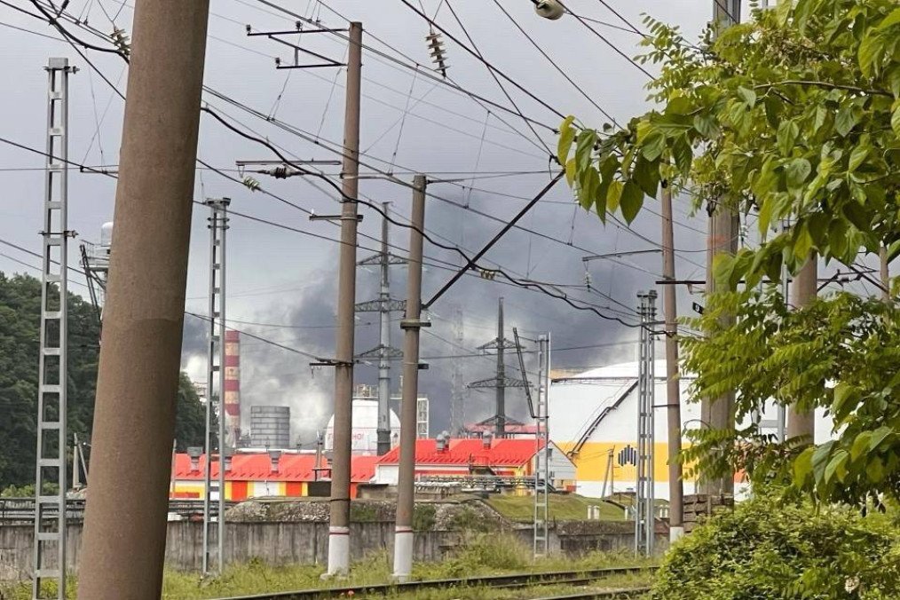 A plume of black smoke and fire rises from the Rosneft oil refinery in Tuapse, Krasnodar Krai, following an overnight strike on May 27. (Source: Exilenova+) A plume of black smoke and fire rises from the Rosneft oil refinery in Tuapse, Krasnodar Krai, following an overnight strike on May 27. (Source: Exilenova+)
