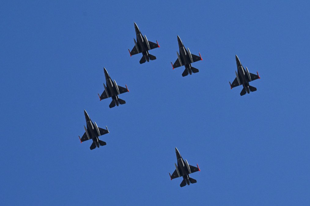 F-16 Fighting Falcon jets overfly the 9 de Julio avenue in Buenos Aires. (Source: Getty Images)