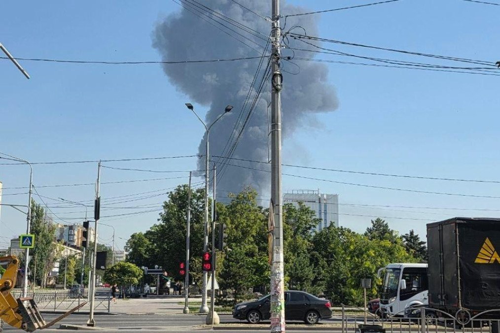 Smoke rises over occupied Mariupol after explosions reportedly struck a fuel tanker, the Mosgaz gas station, and a vehicle service station near Topolyna Street on July 21. (Photo: open source) Smoke rises over occupied Mariupol after explosions reportedly struck a fuel tanker, the Mosgaz gas station, and a vehicle service station near Topolyna Street on July 21. (Photo: open source)