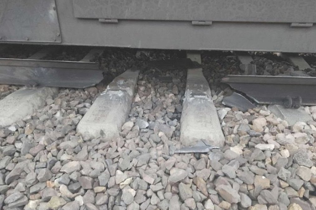 Damaged railway track with shattered concrete sleepers and a deformed steel rail section near Warsaw, Poland — suspected sabotage site under investigation, November 2025. (Source: Dyspozytura Trakcji / X) Damaged railway track with shattered concrete sleepers and a deformed steel rail section near Warsaw, Poland — suspected sabotage site under investigation, November 2025. (Source: Dyspozytura Trakcji / X)