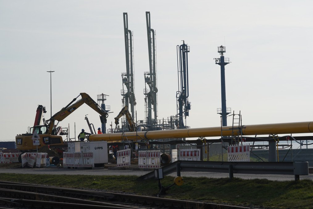 Workers assemble gas pipelines for the planned LNG liquefied natural gas floating terminal. Illustrative photo. (Source: Getty Images)